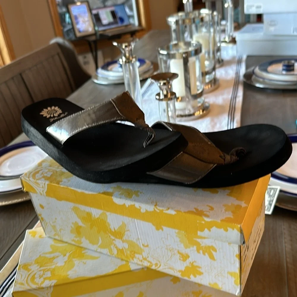 Yellow box Hugo bronze flip-flops size 8.5 - Picture 5 of 8